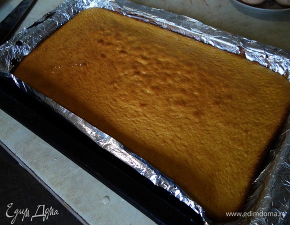 Достать бисквит. Уже в готовом виде он должен быть румяным и упругим. 