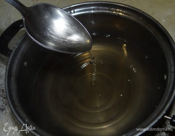 В остывший сироп добавить ром. 