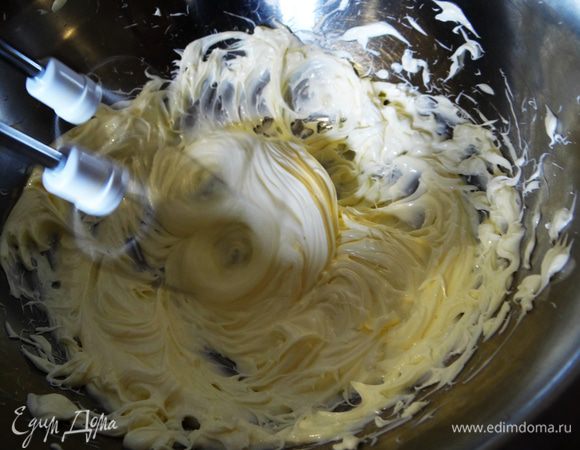 Готовим крем. Теплое сливочное масло взбить до воздушности.  