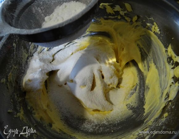 Добавить яйцо, снова взбить. Постепенно  добавить сахарную пудру, тщательно вмешивая ее в массу.