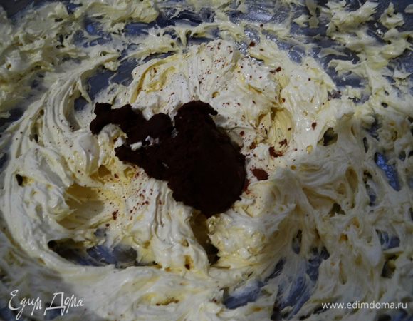 Какао развести в холодной воде, добавить туда же ванильный экстракт и вмешать в крем.