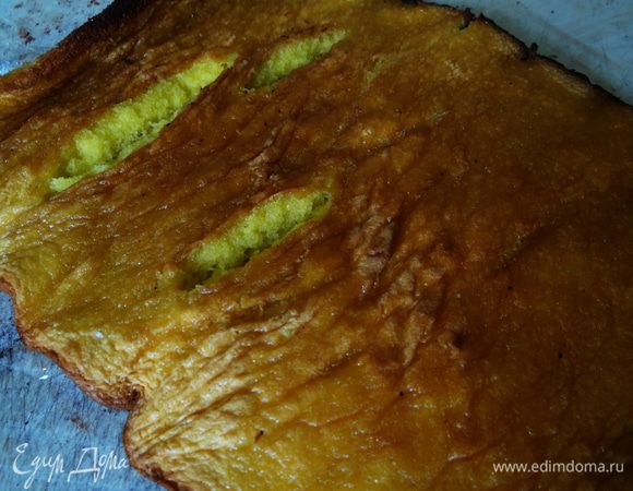 Разворачиваем остывший рулет. Хорошенько промазывает его пропиткой (оставьте немного для верха)