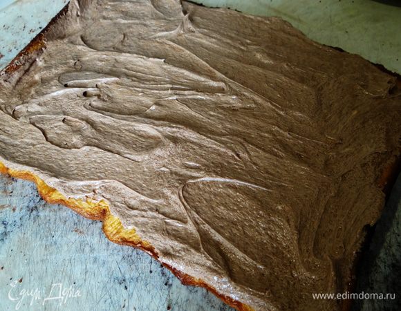 Сверху выкладываем крем.