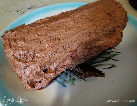 Очень осторожно сворачиваем бисквит в рулет. Хорошо смазывайте рулет сверху и по бокам  пропиткой и снова кремом.  Убрать в холод на 30-40 минут, чтобы застыл крем. 