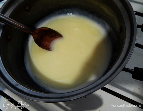 Готовим глазурь. Сливочное мало растопить в молоке. 