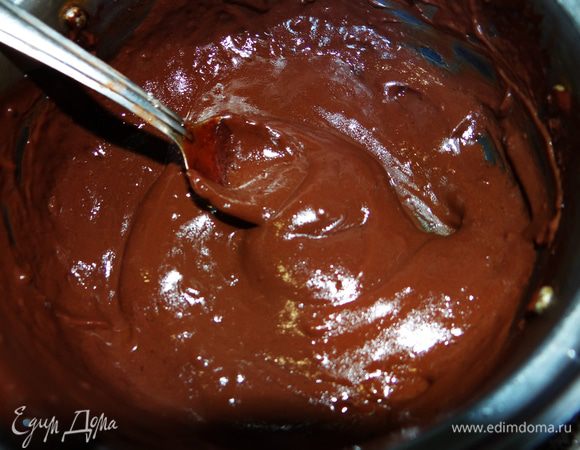 Добавить сахар и какао, довести до кипения.  Остудить. 