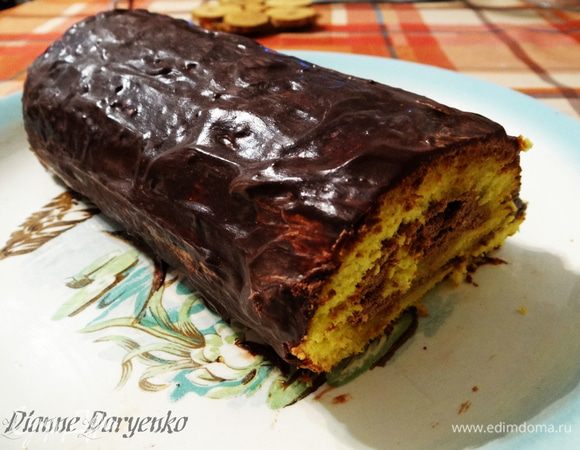 Смазываем рулет глазурью.  При желании можно его сверху  покрыть кондитерским кремом.  Убрать рулет в холод как минимум на 8 часов. Лучше всего на ночь. За ночь он успеет хорошо пропитаться кремом и пропиткой. Желаю приятного чаепития!