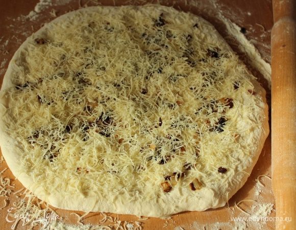 Рецепт приготовления пшенично-ржаного теста здесь http://www.edimdoma.ru/retsepty/42754-hleb-s-maslinami-ot-rishara-bertine. Тесто раскатать не очень тонко, выложить жаренный лук и натертый на мелкой терке пармезан.