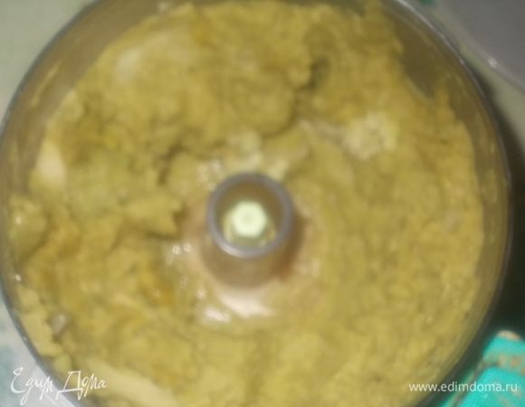 горошек освободить от жидкости, соединить с мякотью авокадо, чесноком, и измельчить в блендере до пюреобразного состояния