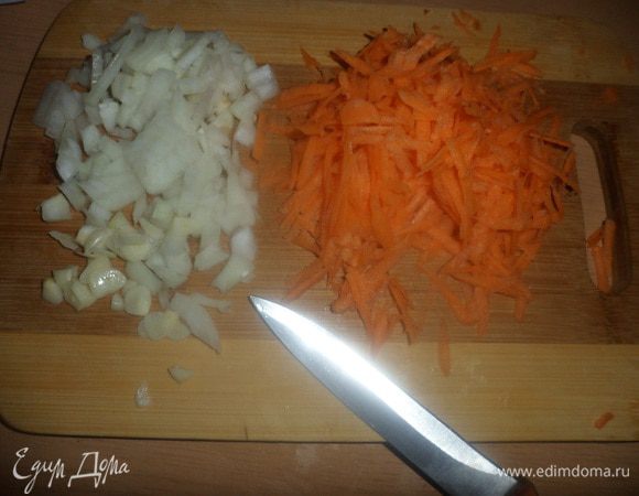 Лук порезать, морковку натереть на крупную терку, измельчить чеснок
