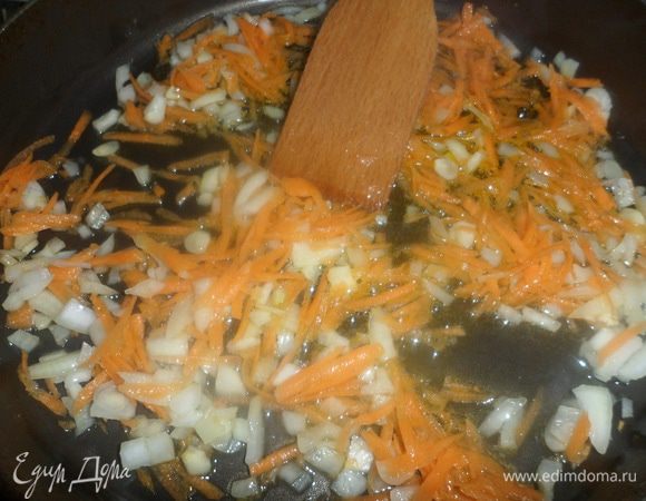 На сковороде разогреть оливковое масло, выложить овощи и немного обжарить