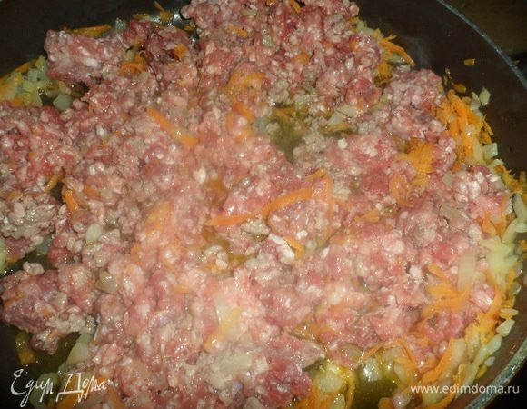 Добавить фарш и немного прогреть его на сковороде