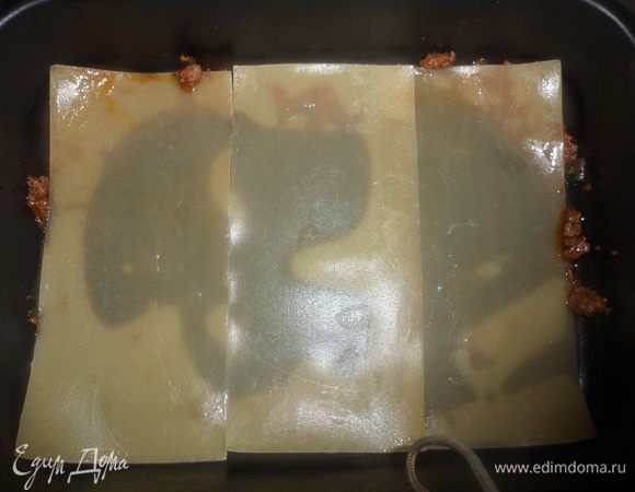 Для соуса: сливочное масло положить в толстодонную кастрюльку, посыпать мукой и готовить, помешивая пару минут. Влить молоко, добавить соль и мускатный орех. Снять с огня. Отварить до полуготовности листы лазаньи. Противень смазать маслом и выложить в один слой 3 листа лазаньи.