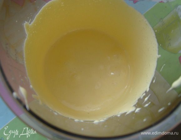 Взбить желтки с половиной сахара в пышную пену.