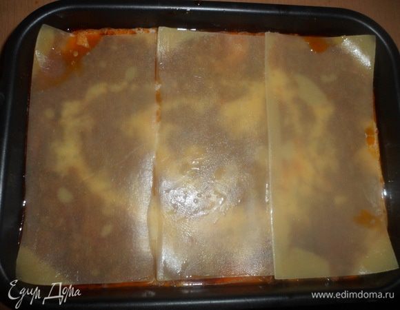 Сверху выложить часть фарша с овощами, затем соус Бешамель, снова листы лазаньи, фарш и бешамель. Сверху должны оказаться листы лазаньи