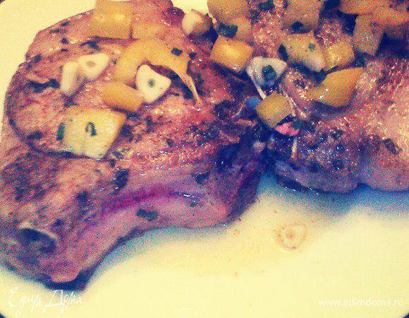 Котлеты поставить в духовку на 2- минут. Для гарнира режим картофель, солим, перчим.   Жарим до готовности. 