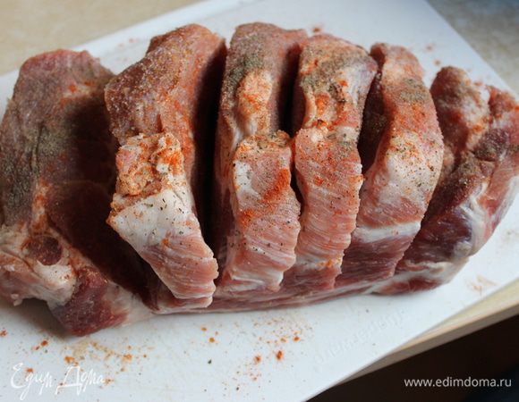 режем его повдоль или как я поперек..натираем солъю , специями, перцем. Мясо намазать еще масло, можно оливковым. Оставить мяско на 2 часа мариноваться.