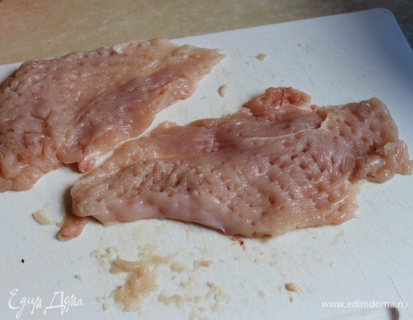 разрезаем на пласты куриную грудку и отбиваем..подравнивам под кусок свинины.