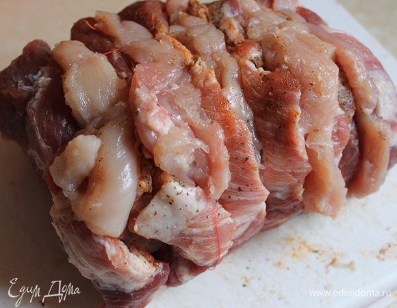 вставляем курицу в разрезы ...и связываем нитками или жгутом...Вставляем в надрезы чеснок, порезаный.  Обжариваем наш кусок на хорошо разогретой сковроде на раст.масле,  со всех сторон, заворачиваем в фольгу и ставим в духовку на лист, на него наливаем воду. 