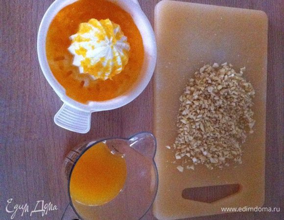 Разогреть духовку до 175 С в режиме вентилятора или до 200 С в обычном режиме.
Миндальные орехи очистить от коричневой плёнки (орехи залить кипятком и оставить на 15-20 мин, когда плёнка будет легко сниматься, очистите орехи), порубите мелко ножом.
Цедру апельсина натереть на тёрке, и выдавить сок из апельсина. У вас поулчиться приблизительно 100 мл сока/мяякоти/цедры. Если у вас апельсин не экологически чистый, то тогда лучше обойтись только мякотью и соком.
