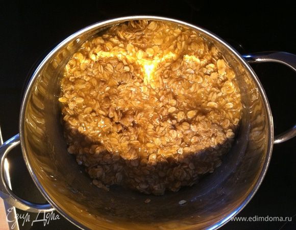 Добавить муку, разрыхлитель, ванильный сахар, овсяные хлопья, соль. Перемешать до однородной массы