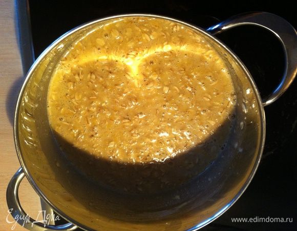 Добавить порезанные миндальные орехи и сок/цедру апельсина. Перемешать до однородной массы. У вас получится немного жидкое тесто