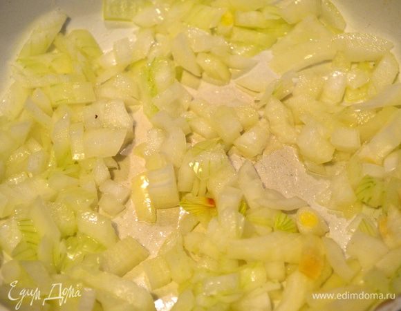 лук мелко нарезать и обжарить несколько минут  на растительном масле