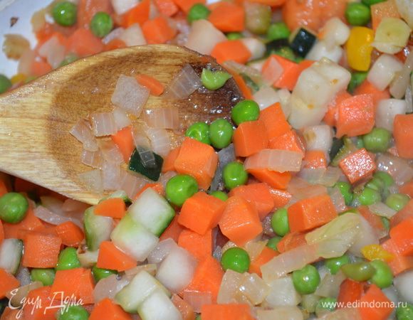Размороженные овощи добавить к луку и обжарить все вместе примерно 10 минут. Посолить, поперчить, добавить щепотку мускатного ореха. 