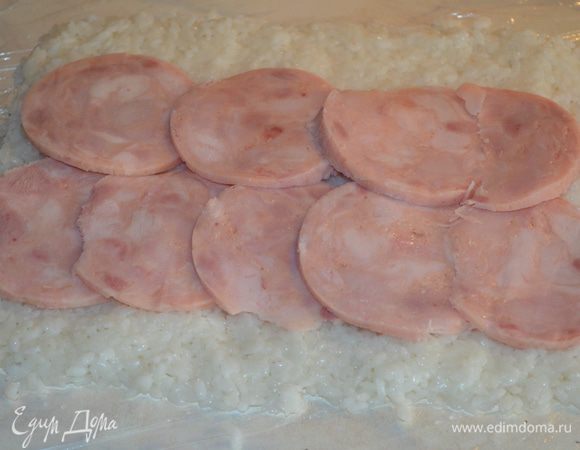 на рис выкладываем внахлест ломтики ветчины. ВАЖНО чтобы они были тонко порезаны! При этом с краев надо оставить свободное место по 5 см. 