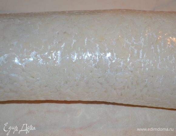 Аккуратно свернуть в рулет. Он должен быть тугим и плотным. Завернуть в пленку и убрать в холодильник на пару часов или на ночь!