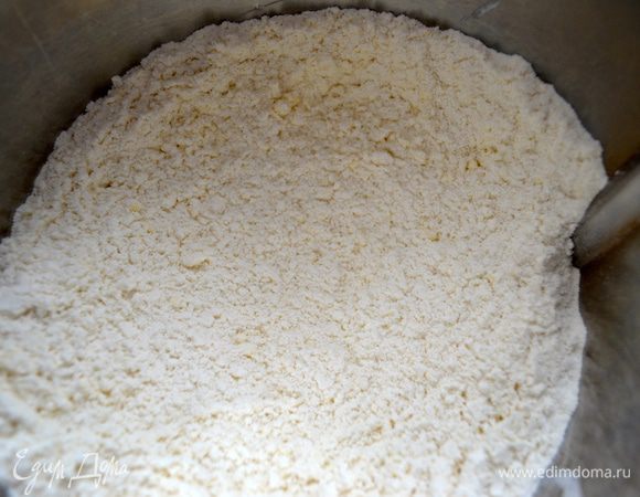 Измельчаем до состояния крошки, напоминающей внешним видом мокрый песок. 