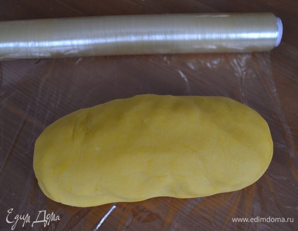 Заворачиваем тесто в пленку и убираем в холодильник как минимум на 30 мин.


