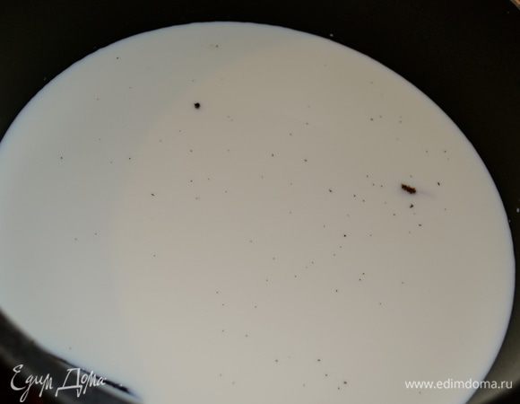 Ставим подогреваться молоко, в которое мы положили семена из стручка ванили и сам стручок (который мы в дальнейшем удалим). За неимением ванильного стручка можно положить просто ванилин. 
Отдельно взбиваем до пышной пены желтки с сахаром.  