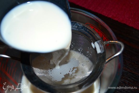 Фильтруем молоко через ситечко и небольшую его часть добавляем ко взбитым желткам. Быстро как следует все перемешиваем, чтобы не допустить свертывания яичной массы.