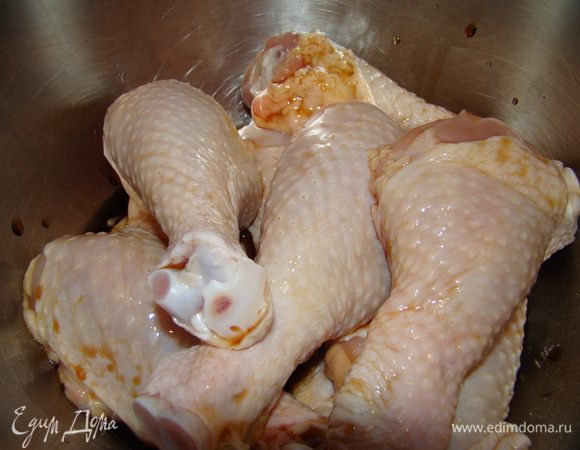 Ножки вымойте, обсушите, залейте соевым соусом минут на 30, за это время один раз ножки перевернуть