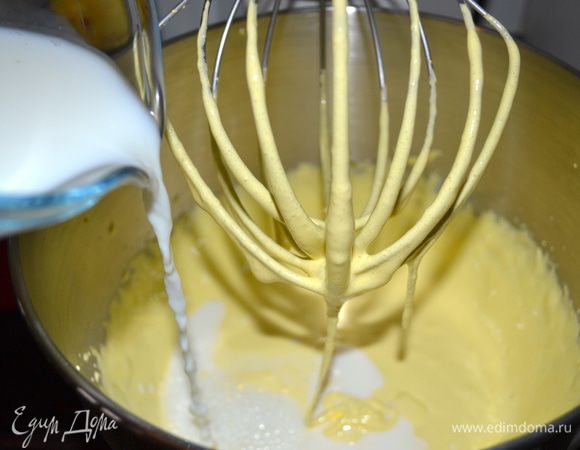 Вливаем оставшееся молоко в яичную смесь и возвращаем ее на огонь. Добавляем натертую на мелкой терке цедру половинки лимона! Она придаст особую свежесть крему))