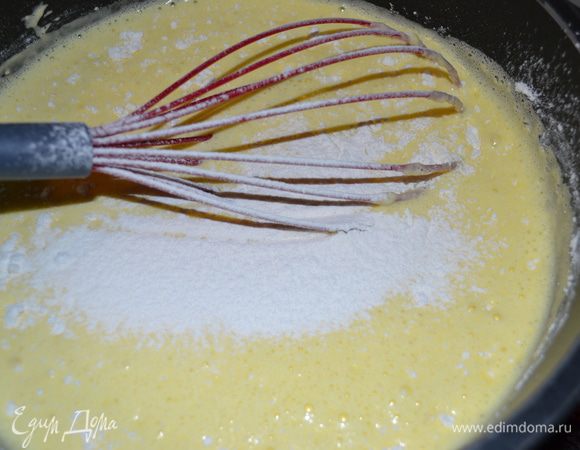 Добавляем просеянную муку и снова как следует все перемешиваем. 