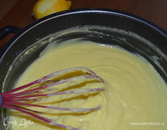 Варим крем на медленном огне до загустения, постоянно помешивая. Готовый крем снимаем с огня.