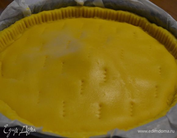 Как следует "запечатываем" бока. Украшаем по желанию кромку торта. Я воспользовалась зубчиками вилки. Также вилкой накалываем верх торта.