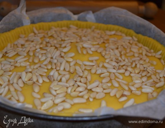 Выпекаем торт в заранее разогретой до 180 С духовке 45-50 мин. В случае сильного зарумянивания верха торта, просто накрыть его фольгой. 