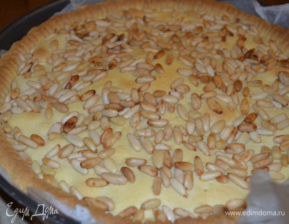 Готовый торт полностью остудить и только после этого переложить из формы на блюдо.