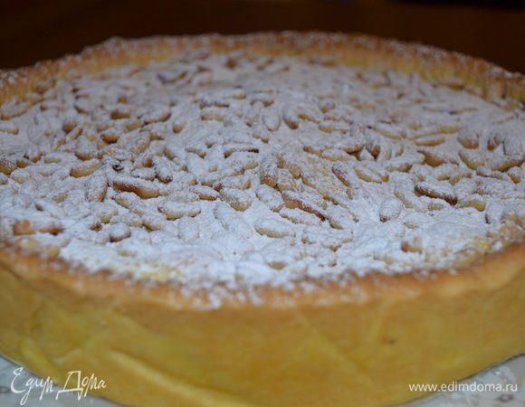 Хранить торт лучше всего в холодильнике и подавать желательно охлажденным. На вкусовых качествах торта это никак не скажется, но он будет лучше держать форму.