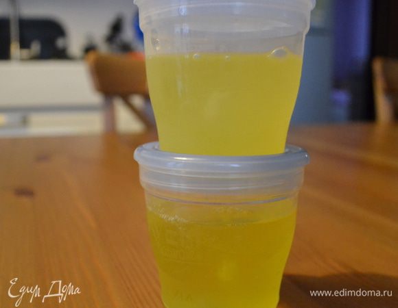 P.S. А для интересующихся))).......белки я сразу поделила (по 4 шт.) разложила по пластиковым контейнерам. Подписала (количество белков, дата) и заморозила (по очень ценному совету, полученному когда-то от Лизы Oliver)!!!!..... До лучших времен, так сказать.... Очень удобно! По мере необходимости, достаем белки из морозилки, размораживаем и используем!!! 
Я, вот например, хочу попробовать сделать "Ангельский" рулет, выложенный на днях Юлией....