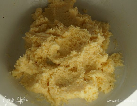 Добавить размягченное сливочное масло и хорошо перемешать, добавить соль, можно и перчик для остроты (если кто то любит остренькое)