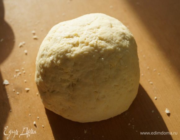 Влить молоко, муку смешать с разрыхлителем и добавить к сырно-молочной массе, замесить крутое эластичное тесто