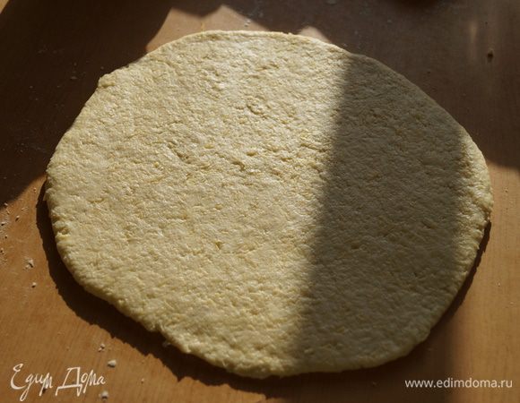 Тесто раскатать в пласт примерно 0,5-1 см.