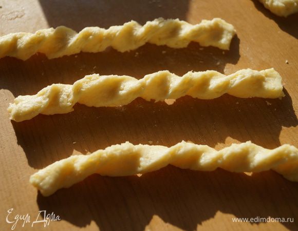 Скрутить каждую полоску спиралью