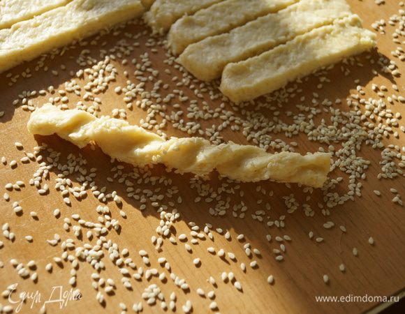 Обвалять хорошенько в кунжуте и выложить на противень. Поставить выпекаться в разогретую до 180 градусов на 15 минут.