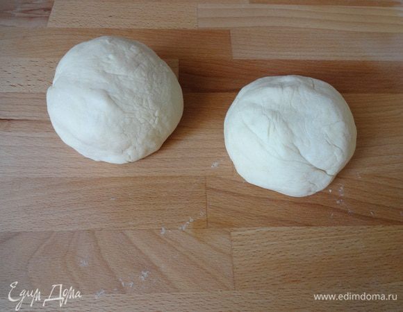 Замесить тесто, чтобы не липло к рукам. Разделить тесто на 2 части.