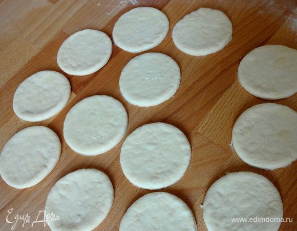 Сложить кружочки на поднос, прикрыть полотенцем и оставить на расстойку в теплом месте минут на 20-30.